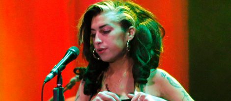 Amy Winehouse borracha durante un concierto en junio