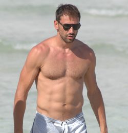 Marco Jaric con el torso desnudo