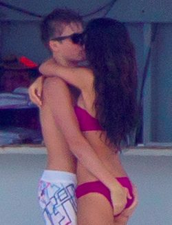Justin Bieber le toca el culo a Selena Gómez