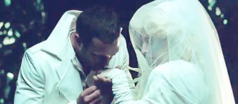 Lady Gaga y Taylor Kinney se casan en el video de 'You and I'