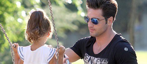 David Bustamante, todo un padrazo con su hija Daniella en una divertida tarde de parque