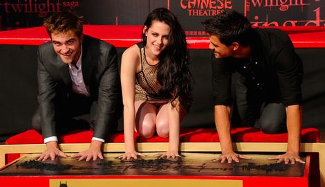 robert pattinson, kristen stewart y taylor lautner dejan sus huellas en el Teatro Chino de Los Ángeles
