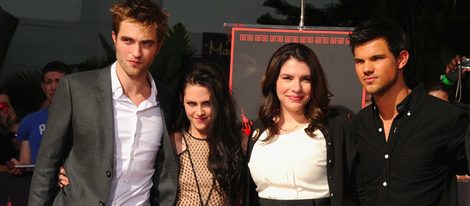 los actores robert pattinson, kristen stewart y taylor lautner con la escritora Stephenie Meyer