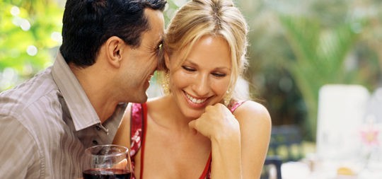 Pareja disfrutando de una agradable velada