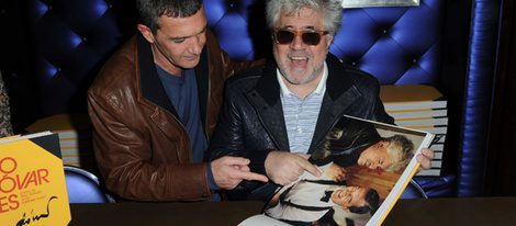 Pedro Almodóvar y Antonio Banderas presentan un libro que repasa la trayectoria cinematográfica del director