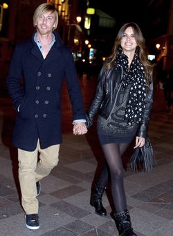 Guti y Romina Belluscio disfrutan de su amor en el concierto de El Pescao en Madrid