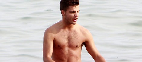 Maxi Iglesias con el torso desnuda en sus vacaciones en Ibiza