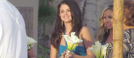 Selena Gomez vestida de dama de honor en una boda en México