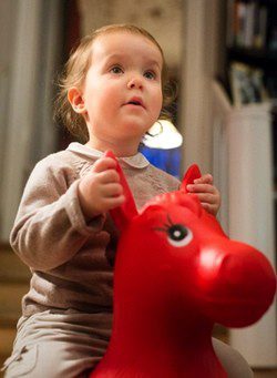 La Princesa Athena de Dinamarca posa por su segundo cumpleaños