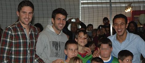 Cesc Fábregas, Thiago Alcántara y Andreu Fontàs juegan con los más pequeños en el Salón de la Infancia