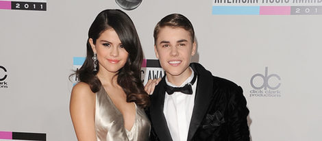 Justin Bieber y Selena Gomez posan en una alfombra roja