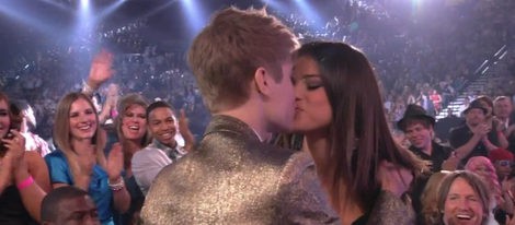 Justin Bieber y Selena Gomez besándose durante una entrega de premios