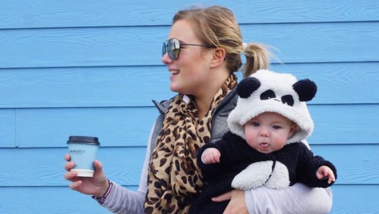 Olivia White con uno de sus hijos/ Olivia White Instagram