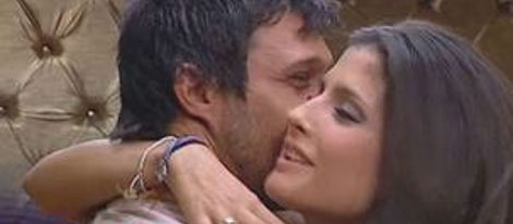 Hugo y María se han besado y Hugo ha dejado a su novia Julia en el confesionario