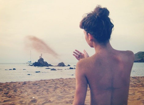 El primer 'topless' de 2012: Úrsula Corberó disfruta de los primeros rayos de sol