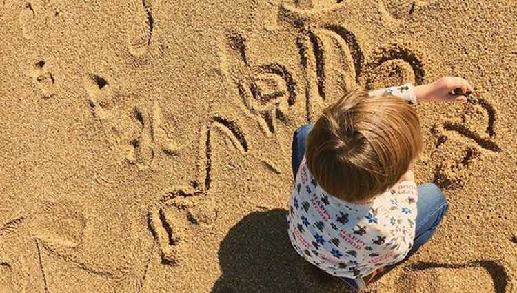Martín Casillas escribiendo 'mamá' en la arena / Instagram