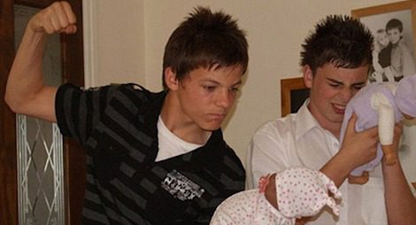 Louis Tomlinson pegando a un muñeco de joven