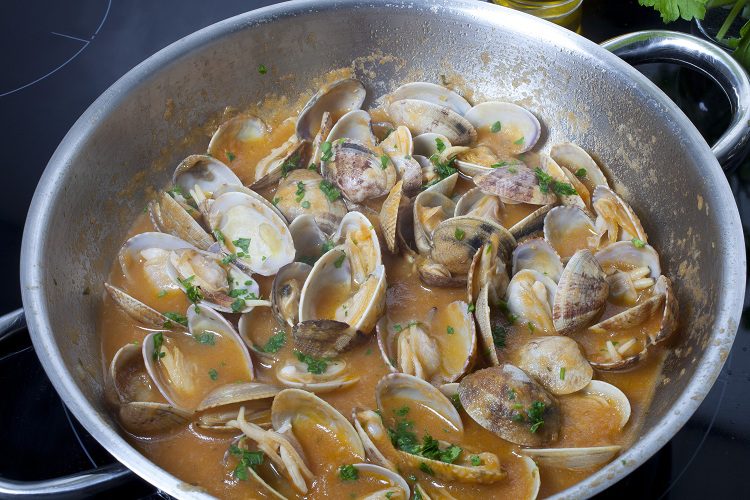 Para llevar a cabo esta receta, será necesario haber comprado las almejas días antes<strong> </strong>