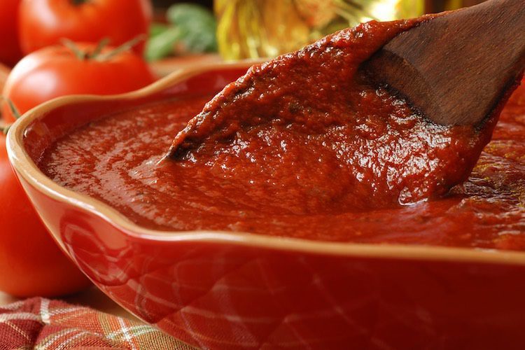 En una sartén ponemos la cebolla y cuando esté dorada añadimos la carne picada