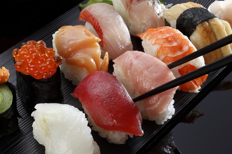 No se te olvide combinar tus piezas de maki o nigiri con un poco de salsa de soja