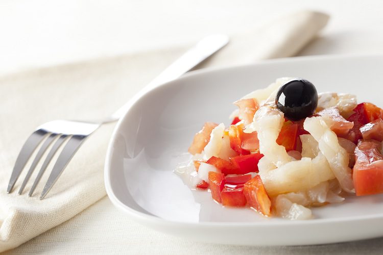 Puedes acompañar tal plato de bacalao con una copa bien fría de vino blanco