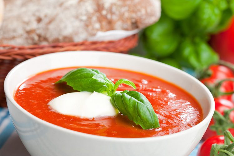 Si hay una sopa que está rica por excelencia, esa es la sopa de tomate casera