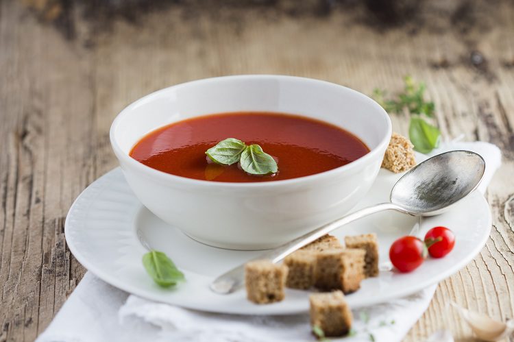 La sopa de tomate es un plato que se suele tomar caliente