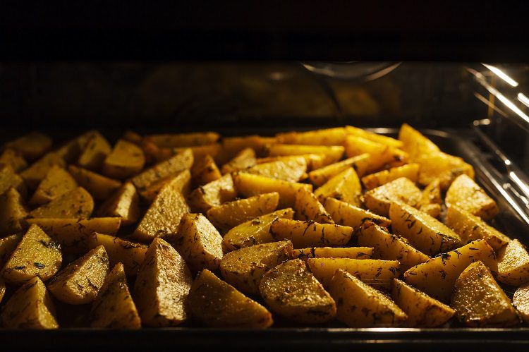 Una vez las tengamos listas, sacaremos las patatas del microondas y las dejaremos enfriar a temperatura ambiente