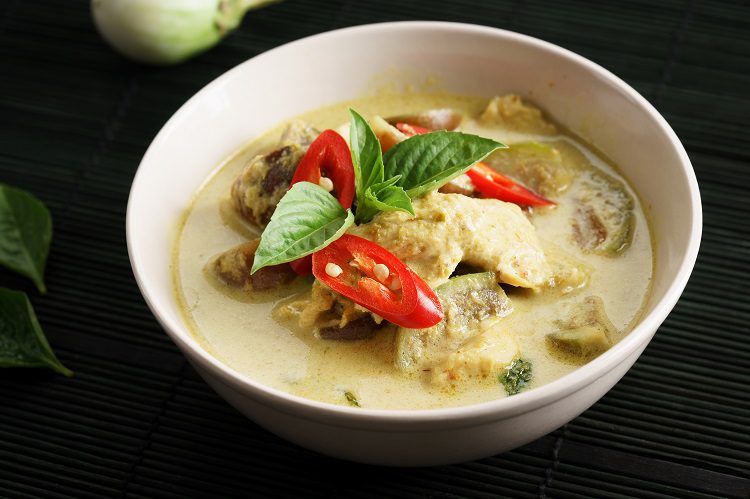 Si decides elaborar el tom kha gai podrás disfrutar de una sopa con toques&nbsp;orientales