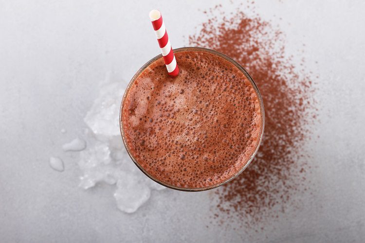 Para la mezcla podemos darle un toque más de sabor añadiéndole un par de bolas de helado de vainilla