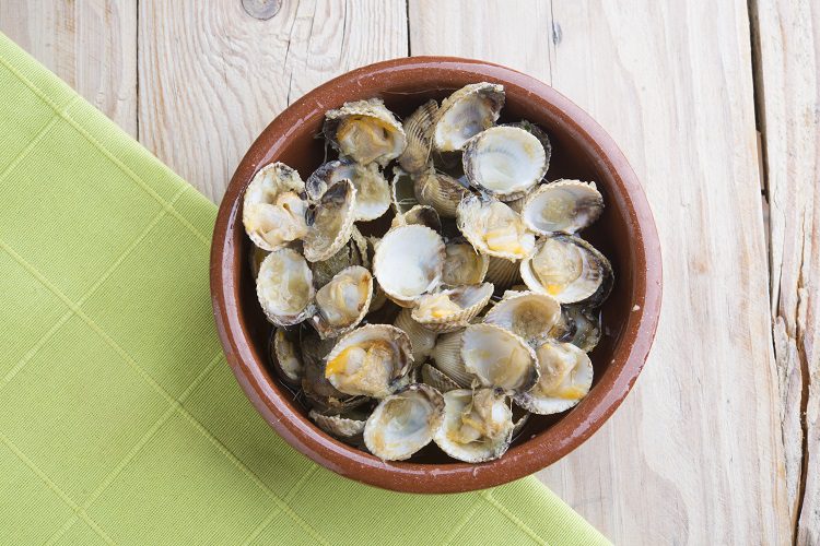 Podemos aderezar el plato final con unos dientes de ajo troceados y triturados