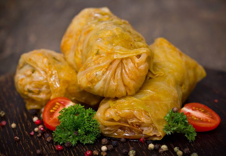 Para preparar estos maravillosos rollitos de col o malfuf mahshi debes empezar por separar las hojas de la col&nbsp;