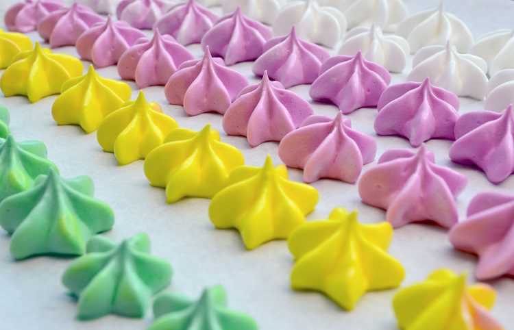 Los suspiros de merengue son una clase de dulces que&nbsp;resultan muy decorativos y apetecibles