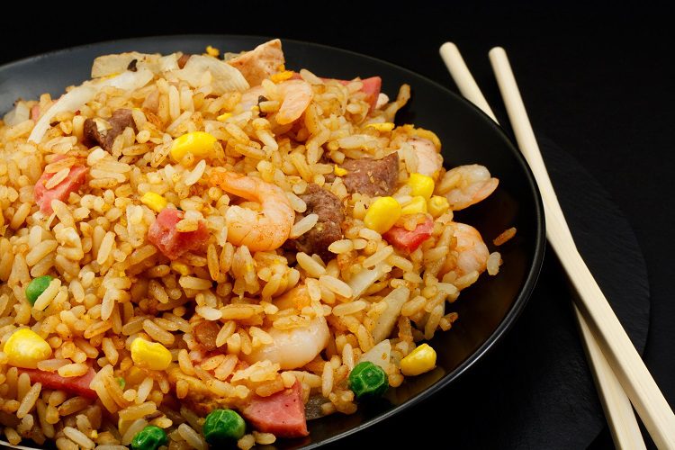 El arroz al estilo coreano es un plato que puedes hacer para tu familia