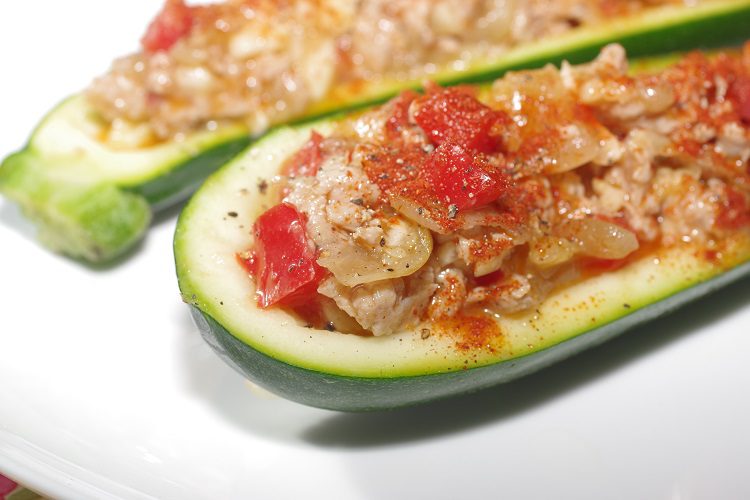 Esta receta está realizada con atún, pero la carne, las gambas o una variedad de verduras pueden servir como relleno igualmente