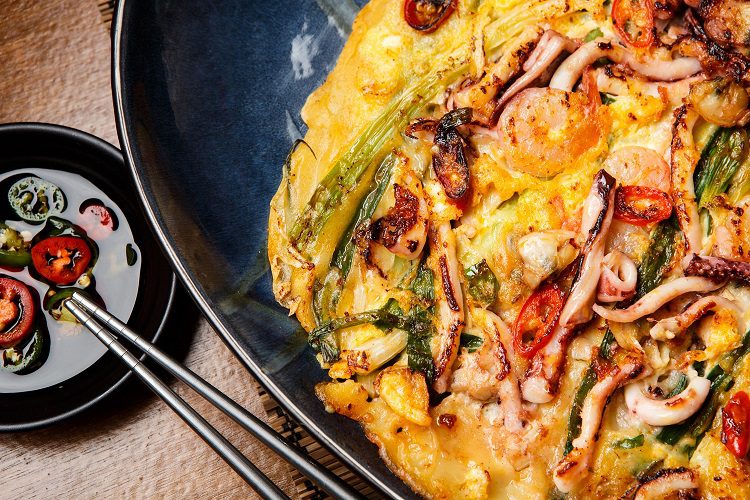 Para empezar a realizar el Haemul Pajeon, primero hay que lavar bien las verduras y el marisco