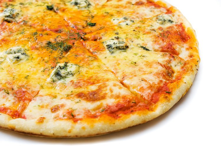 Corta la fontina, la mozzarella y el gorgonzola en trozos pequeños y distribúyelos por tu pizza