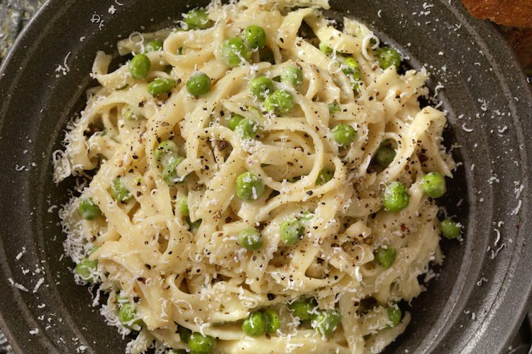 Tagliatelle cremosos con guisantes