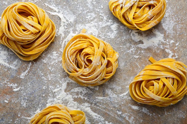 Tagliatelle cremosos con guisantes
