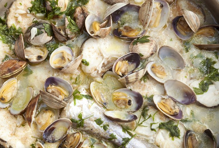 Las almejas en salsa verde son todo un clásico de la gastronomía española 