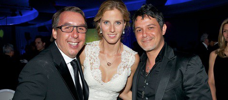 Alejandro Sanz con Emilio y Sharon Azcárraga en la gala Teletones