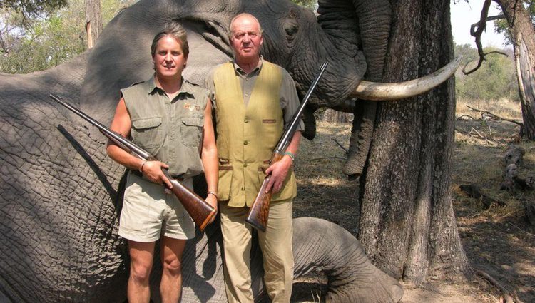 El Rey Juan Carlos I cazando elefantes en Bostwana