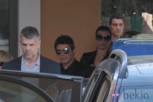 Alejandro Sanz y Raquel Perera en el funeral de Mar a Pizarro