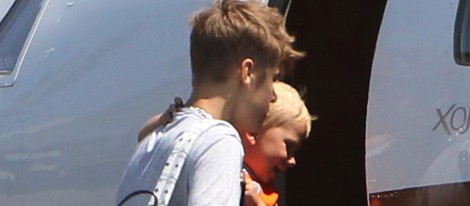 Justin Bieber con su hermano Jaxon en brazos