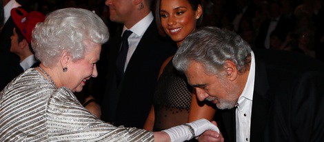 La Reina Isabel II recibe a Plácido Domingo en la Royal Variety Performance 2012