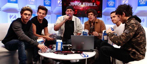 One Direction and con el Dj JJ en la Z100 Artist Gift Lounge