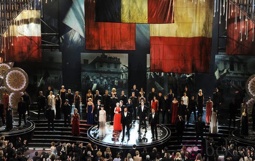 El equipo de 'Los Miserables' durante la ceremonia de los Oscar 2013