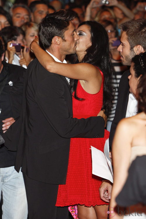 Rubén Sanz y Guadalupe Lancho se besan en el estreno de 'Lo contrario al amor' en Madrid