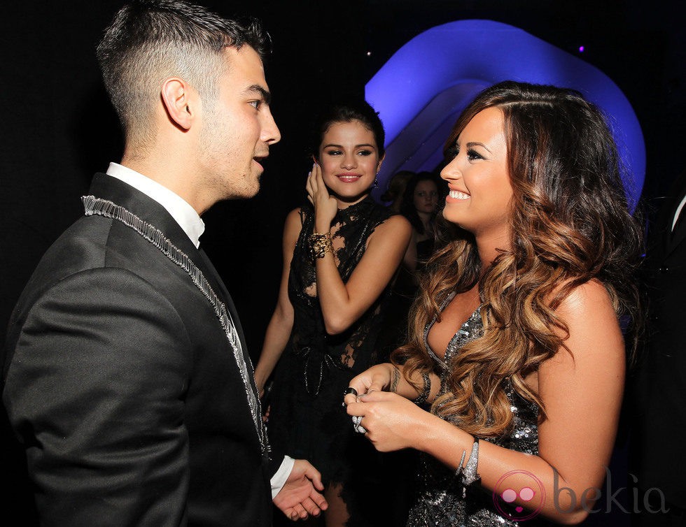 Demi Lovato y Joe Jonas charlan junto a Selena Gomez en los VMA 2011