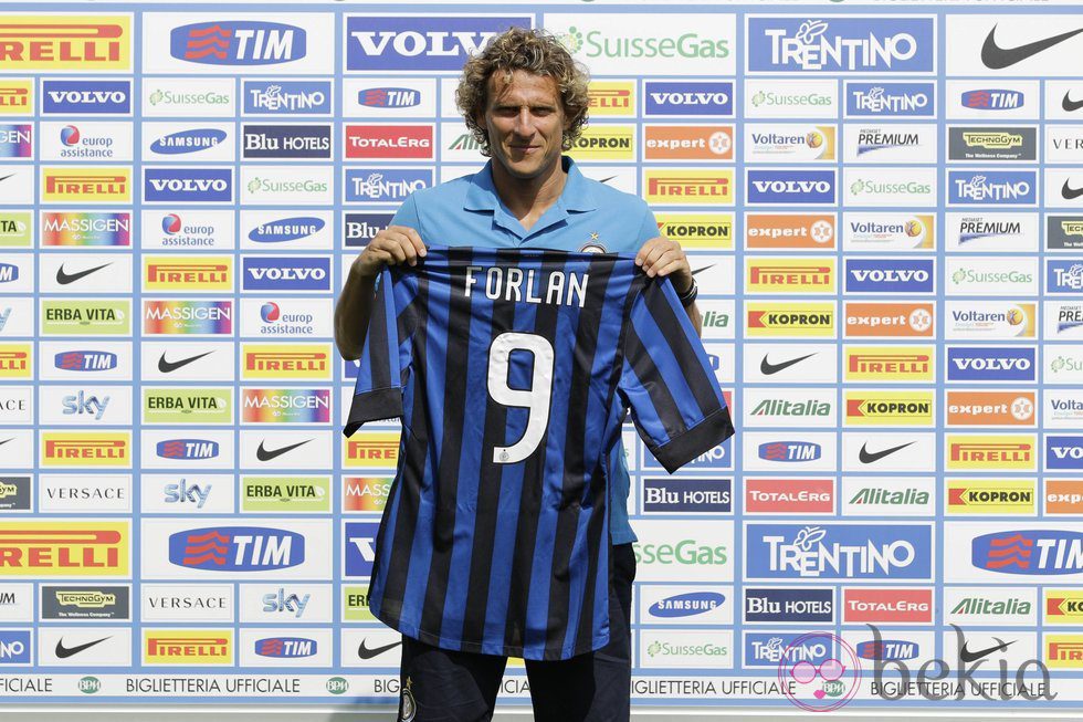 Diego Forlán en la presentación como jugador del Inter de Milán